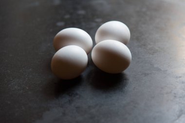 Karanlık bir arka planda taze yumurtalar. Yaklaş, seçici odaklanma.