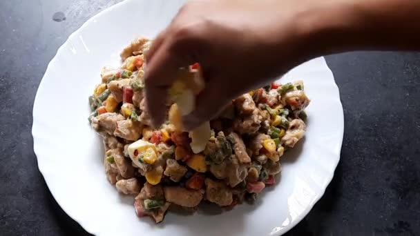 Garneren Van Een Gekookt Voedsel Item Een Witte Plaat Een — Stockvideo