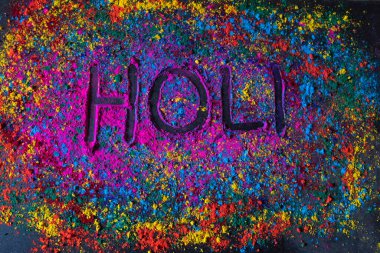 Renkli arkaplanda seçici odak kullanımı ile el yazısı holi 