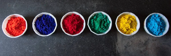 Koyu arkaplanda Gulal ya da Holi festivali renkleri.
