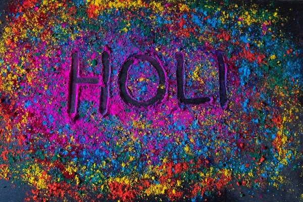 Renkli arkaplanda seçici odak kullanımı ile el yazısı holi 