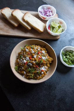 Popüler Hint sokak yemekleri ghugni veya kasede servis edilen sarı bezelye masalı. Üst görünüm.