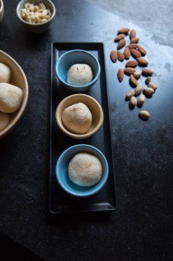 Hintli tatlı öğesi rasgulla ya da rosogolla küçük bir kase içinde. Yaklaş, seçici odaklanma.