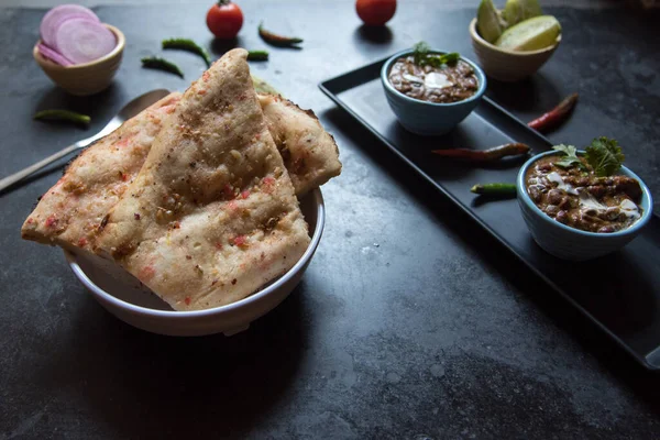 Dal makhni ya da siyah mercimek çorbası sosla birlikte bir kasede servis edilir. Yukarıdan görüntüle, seçici odak.