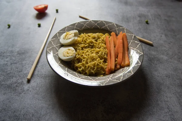 Gotowane Jedzenie Makaron Ramen Serwowane Misce Tle Widok Góry Ostrość — Zdjęcie stockowe