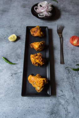 Kebap parçaları seçici odaklı bir tepside servis edilir.