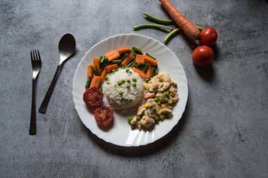 Stroganoff tavuğu tabakta servis edilir. Üst görünüm, seçici odak.