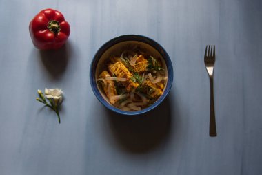 Paneer tikka ya da ızgara süzme peynir tabakta servis edilir. Üst görünüm, seçici odak.