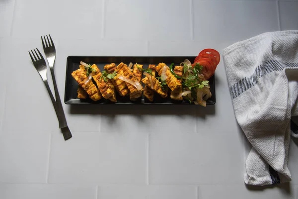 Tandır usulü ızgara paneer ya da sebzeli süzme peynir küpleri. Üst görünüm, seçici odak. 