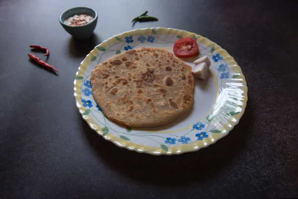 Indian Breakfast Item Aloo Paratha Potato Stuffed Flatbread Served Close — Fotografia de Stock