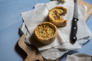 Fransız aperatiflerinin üst görünümü arka planda seçici odaklı kiş