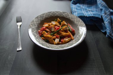 Ekmek kırıntıları ve sebzeleri bir kasede pişirdim. Yaklaş, seçici odaklanma.