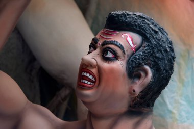 Mahisasur 'un boyalı yüzünü ya da seçici odaklı bufalo şeytan yüzünü kapatın.