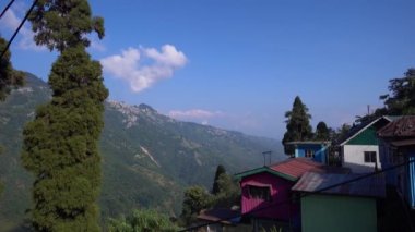 Rangaroon Dağı, Kanchenjunga Dağı ile birlikte. Rangaroon köyü, Darjeeling yakınlarında bir yer..