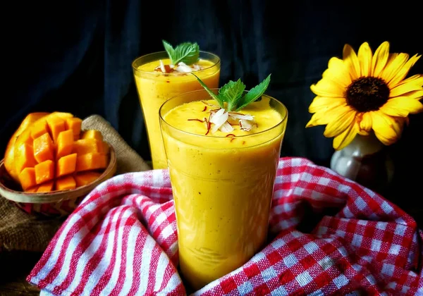 Mango Lassi Una Refrescante Bebida Yogur Perfecta Para Los Veranos Fotos de stock