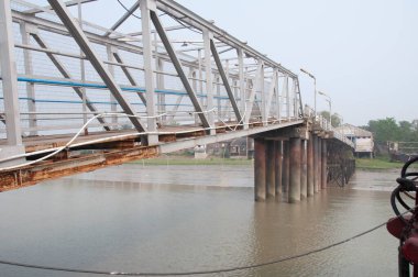 Nehiri rıhtıma veya iskeleye bağlayan köprü