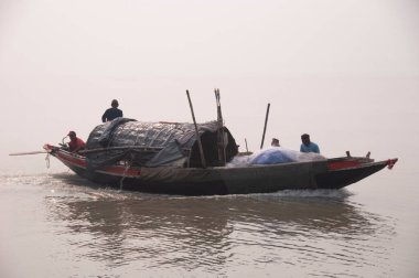 Bengal balıkçısı nehirde balık tutuyor.