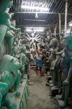 Durga putunu seçici bir şekilde resmeden bir adam, erkeğin geri kalanı, idolü ve diğer her şeyi bulanıklaştıran belirli bir parçasına odaklanıyor. Kolkata, Batı Bengal, Hindistan - 11.09.2022