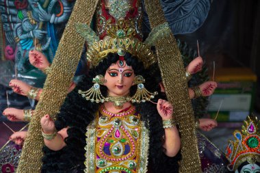 Yüce shakti, Maa Durga Hint dininde büyük bir adanmışlıkla diya lambasıyla ibadet edilir.