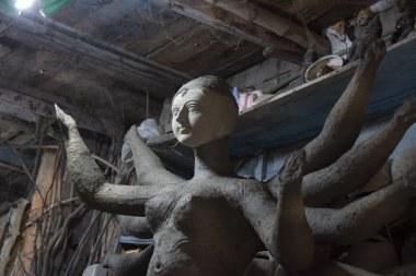 Kolkata 'daki Kumartuli' de Bengal Durga Puja festivali için hazırlanan Hindu Tanrıça Durga 'nın kil idolü..