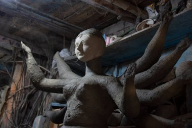 Kolkata 'daki Kumartuli' de Bengal Durga Puja festivali için hazırlanan Hindu Tanrıça Durga 'nın kil idolü..