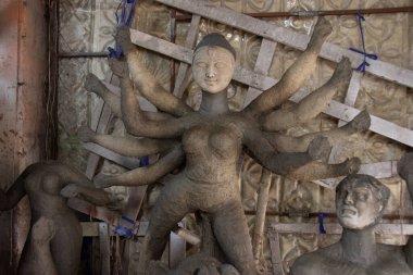 Kolkata 'daki Kumartuli' de Bengal Durga Puja festivali için hazırlanan Hindu Tanrıça Durga 'nın kil idolü..