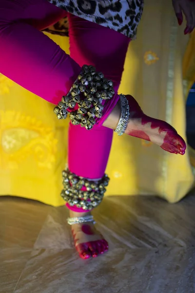 ムドラやバハラタニヤムのジェスチャーでグナガハルと踊る — ストック写真