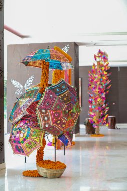 Dekorasyon için kullanılan tasarımcı şemsiyesi