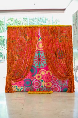 Çiçekli bir dekor düğün dekorunu inanılmaz ve çekici gösterebilir.