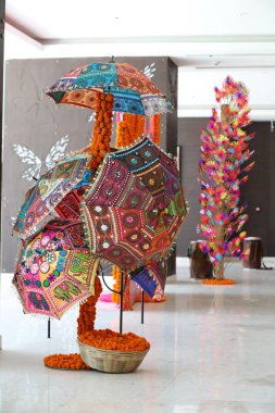 Dekorasyon için kullanılan tasarımcı şemsiyesi