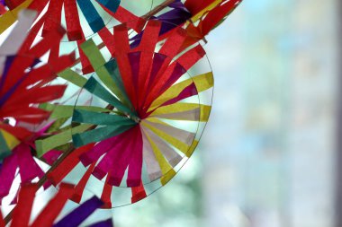 Kağıt girdap dekorasyonu düğün partisi için fikirler