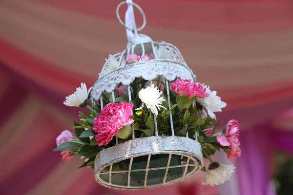 花装饰能让你的婚礼装饰看起来超赞迷人 — 图库照片