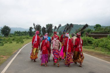 Kabile halkı Ajodhya Hills Purulia, Batı Bengal 'de bir orman bölgesinde halk dansları yapıyor.