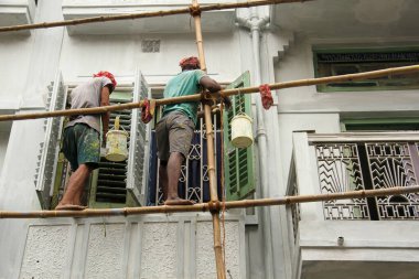 İşçiler eski evi boyuyor ve yeniliyorlar