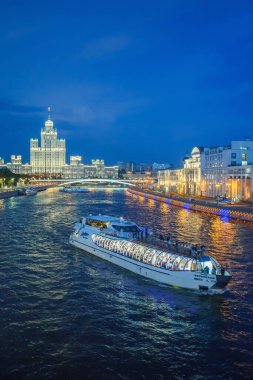 - Rusya. Moskova. Akşamları Moskova nehri.