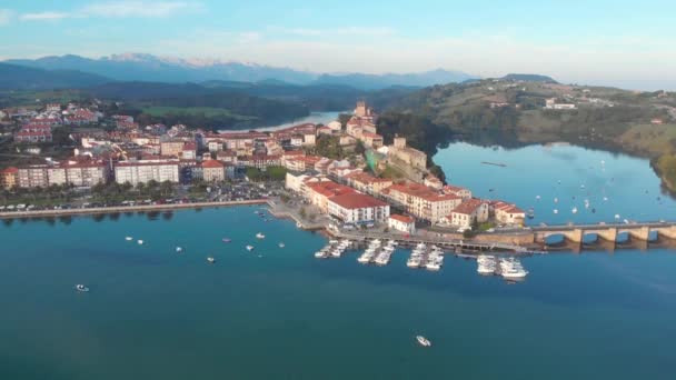 Flygfoto Över Den Berömda Turiststaden San Vicente Barquera Solig Dag — Stockvideo