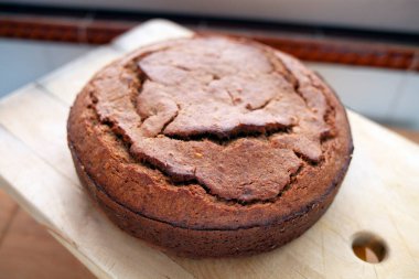 Hamur işleri, ev yapımı muzlu pasta tahtadan bir arka planda yenmeye hazır.. 