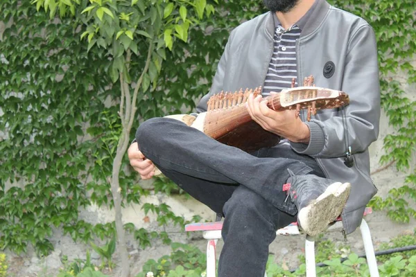 Bir müzisyen Haham olarak bilinen bir müzik aleti çalıyor.