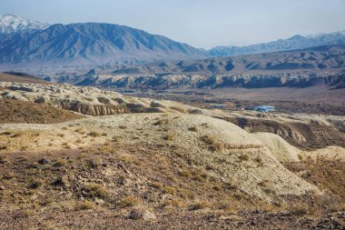 Dağların güzel manzaraları, kırmızı-turuncu kayaların inanılmaz manzarası..