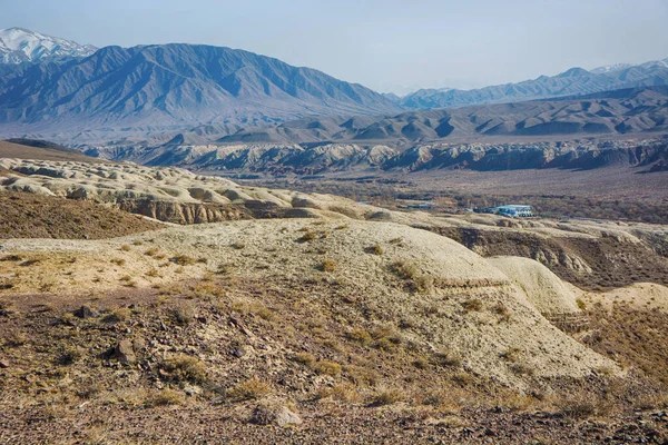Dağların güzel manzaraları, kırmızı-turuncu kayaların inanılmaz manzarası..