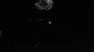 Fog Whisps Side in Slow Motion on Dark Fon 'da. Siyah Arkaplanda Gerçekçi Atmosferik Gri Duman. Beyaz Duman Yavaşça Yükseliyor. Duman Efekti 4K