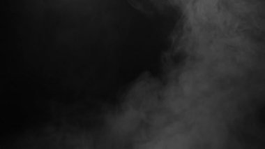 Karanlık Arkaplanda Yavaş Çekimde Atmosferik Sis. Siyah Arkaplanda Gerçekçi Atmosferik Gri Duman. Beyaz Duman Yavaşça Yükseliyor. Duman Efekti 4K