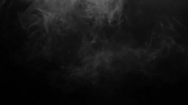 Karanlık Arkaplanda Yavaş Çekimde Düşen Sis. Siyah Arkaplanda Gerçekçi Atmosferik Gri Duman. Beyaz Duman Yavaşça Yükseliyor. Duman Efekti 4K