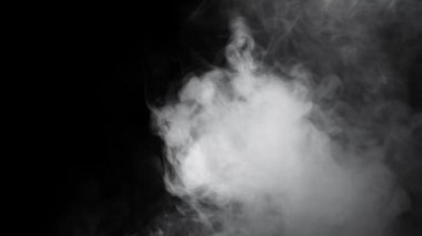 Yavaş Sis Bulutu Karanlık Arkaplanda Yavaş Çekimde. Siyah Arkaplanda Gerçekçi Atmosferik Gri Duman. Beyaz Duman Yavaşça Yükseliyor. Duman Efekti 4K