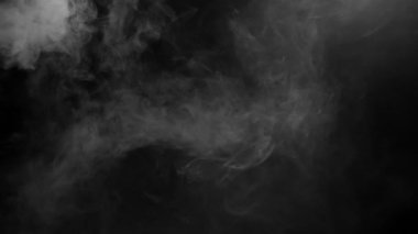 Karanlık Arkaplanda Yavaş Çekimde Düşen Sis. Siyah Arkaplanda Gerçekçi Atmosferik Gri Duman. Beyaz Duman Yavaşça Yükseliyor. Duman Efekti 4K