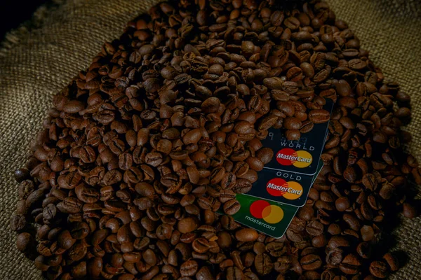 Granos de café asados sobre tela de yute —  Fotos de Stock