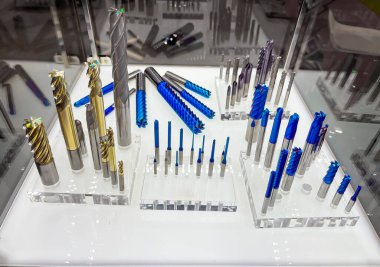 makine araçları, matkaplar, değirmen araçları, çok katmanlı titanyum kaplamalı çok katmanlı titanyum kaplamalar, metakrilat destekleri ile görüntüleme kabı