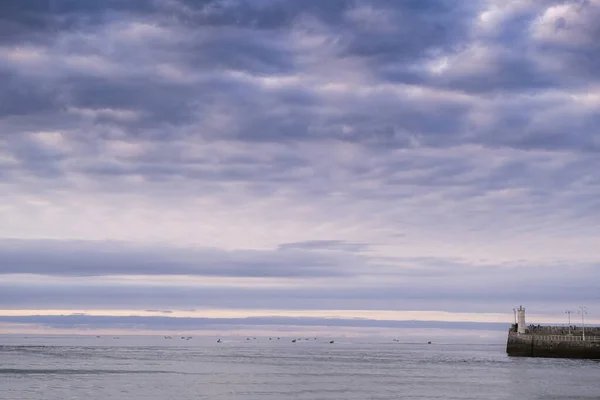 Solnedgång Havsutsikt Vid Fyren Vid Ingången Till Hamnen Ribadesella Asturien — Stockfoto