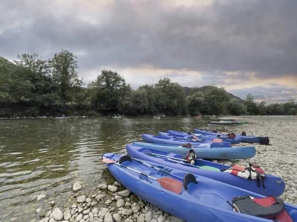 Kayak Blu Tramonto Incagliati Sulla Riva Del Fiume Sella Ribadesella — Foto Stock