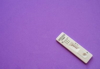Corona virüsü antijen testi, COVID-19, sars, covid, negatif reult, mor arka plan, kopyalama alanı, yatay